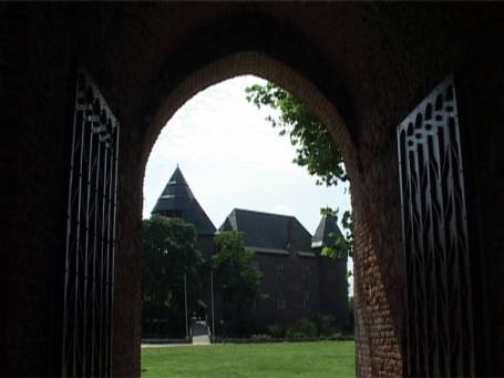 Krefeld : Wasserburg Linn, das Eingangstor der Vorburg